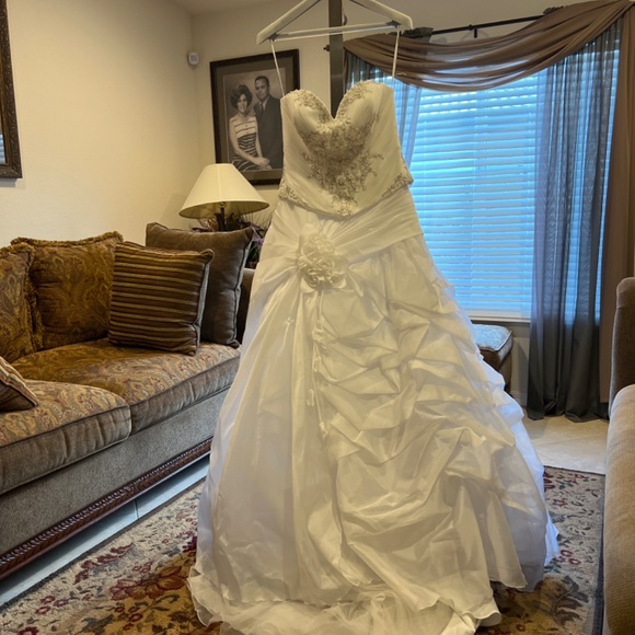 Astonishing wedding dress! Size 12 - Demetrios - Picture 1 of 14